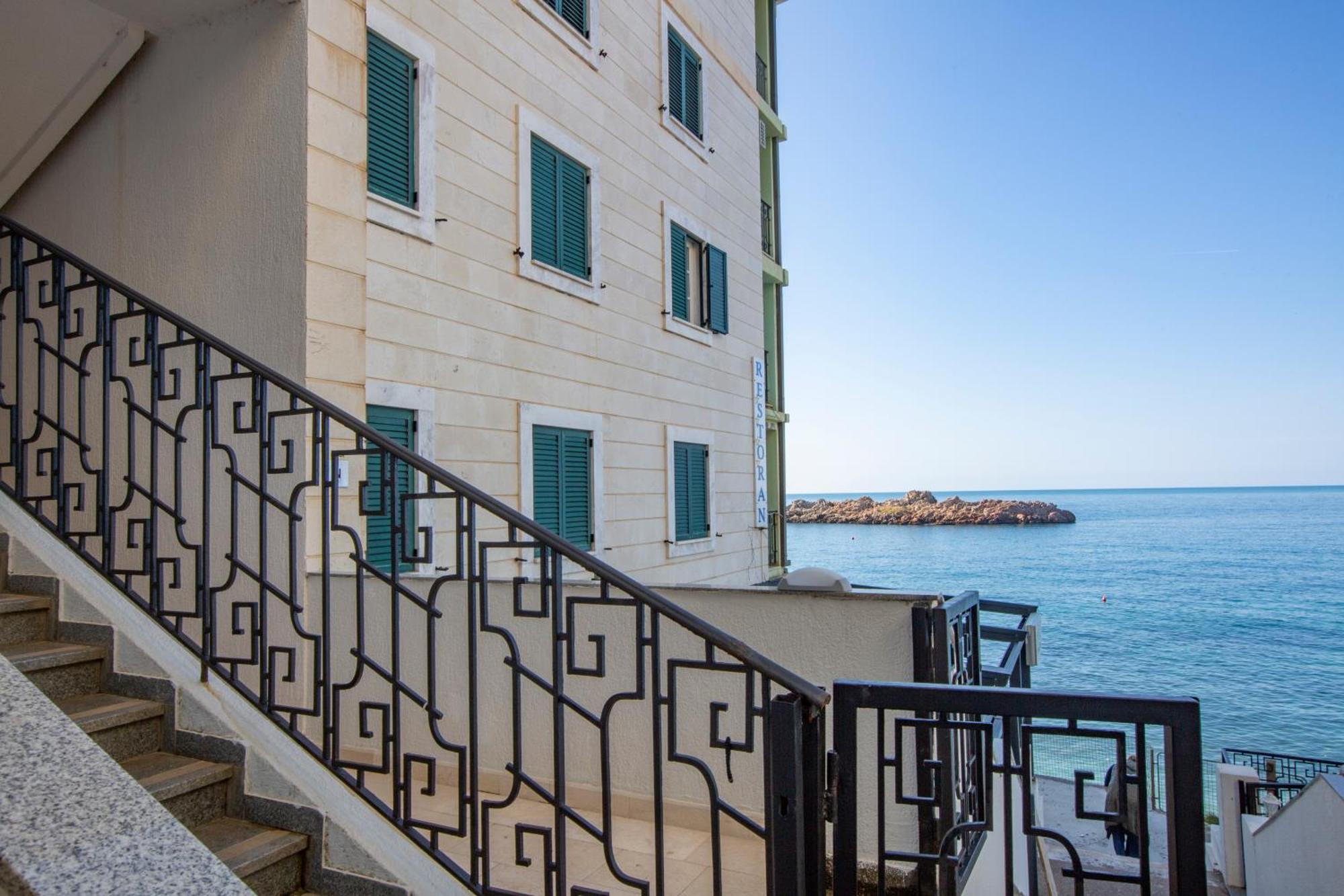 Montesan Luxury Apartment Beach Front Sveti Stefan Exterior foto